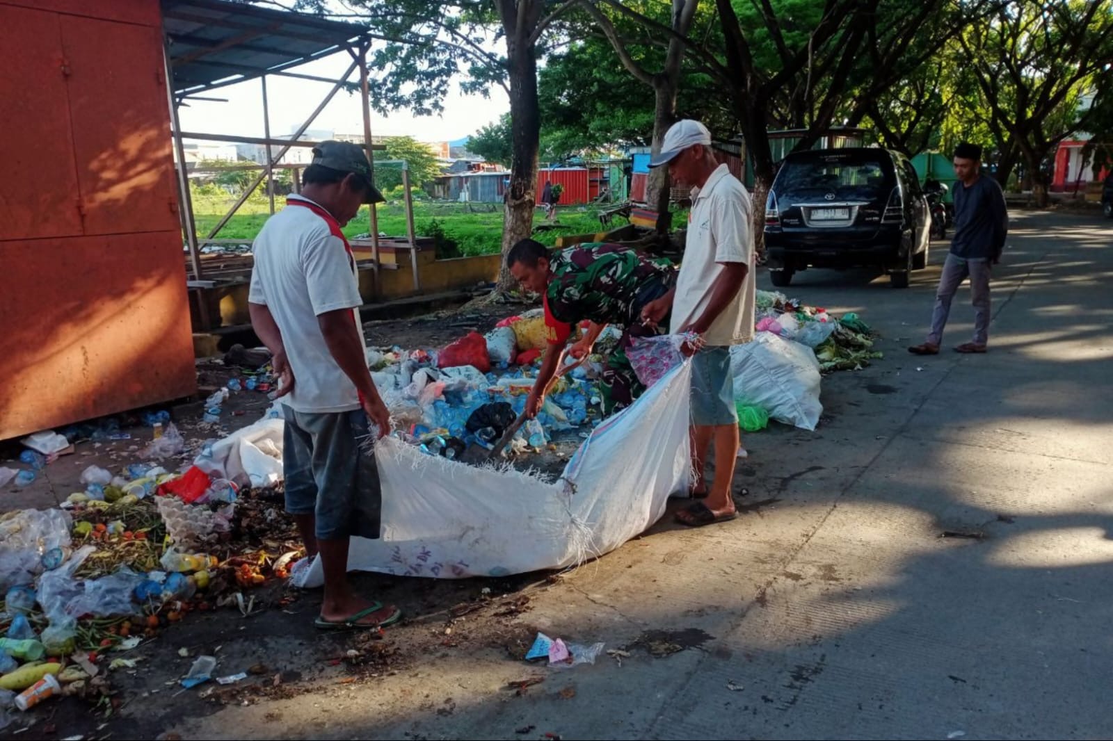 Ciptakan Lingkungan Pasar Bersih dan Sehat, Babinsa Kelurahan Empoang Bersama Masyarakat Lakukan Gotong Royong