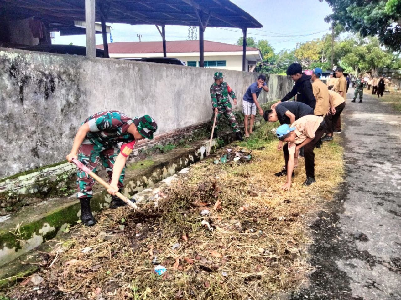 Koramil-06/Duampanua Kodim 1404/Pinrang Ajak Warga Dan Siswa Karya Bakti Bersihkan Saluran Air