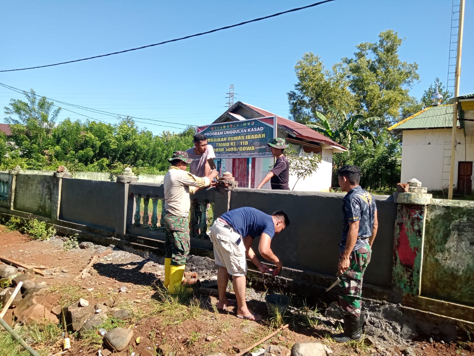 Satgas TMMD ke-119 Renovasi Pagar Masjid Quba Desa Panaikang
