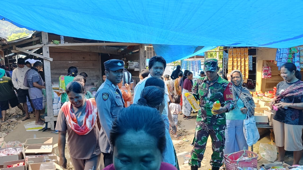 Babinsa Koramil Pana Bersama Unsur Tripika Monitoring harga Sembako yang ada di pasar tradisional