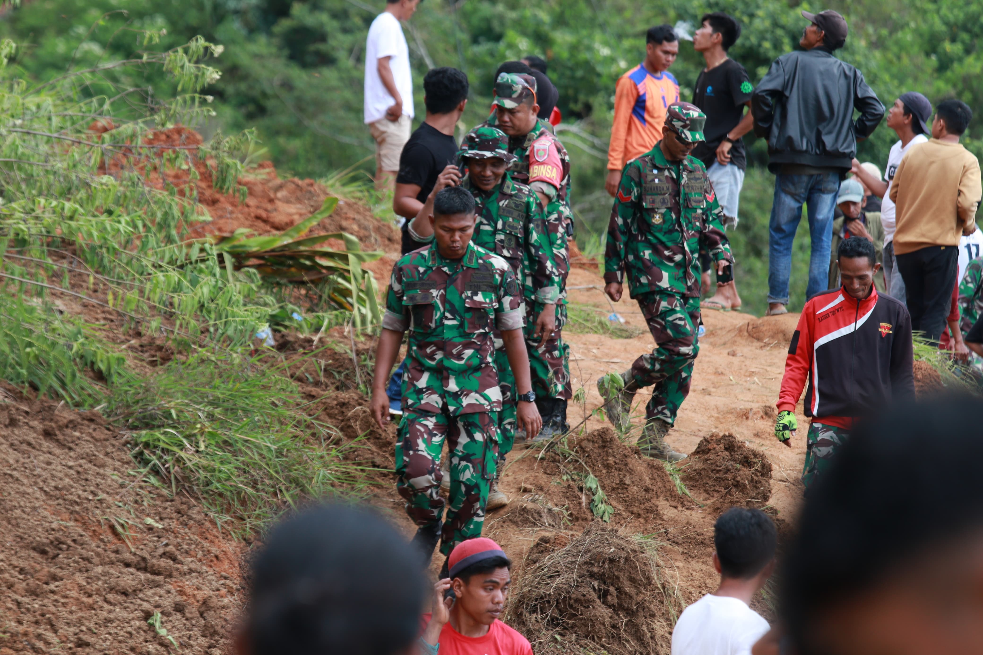 Bantu Proses Evakuasi Korban, Dandim Palopo Terjun Langsung Ke Lokasi Longsor di Bastem