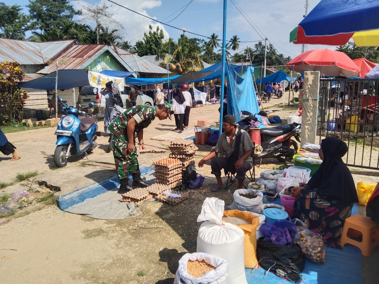 Sambangi Tempat Para Pedagang, Babinsa Landono Cek Harga Sembako