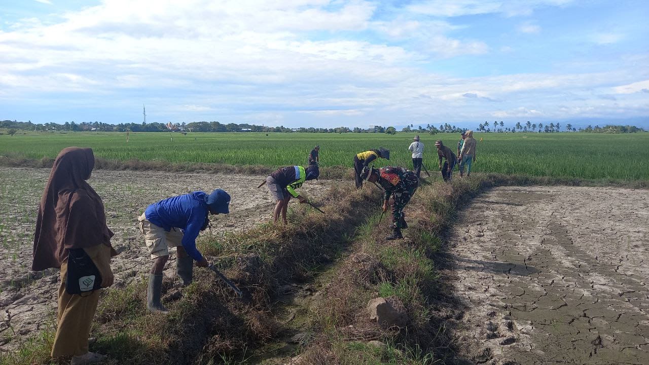 Babinsa Desa Talumae Aktif Bersama Masyarakat dalam Gerakan Penanganan Dampak Iklim