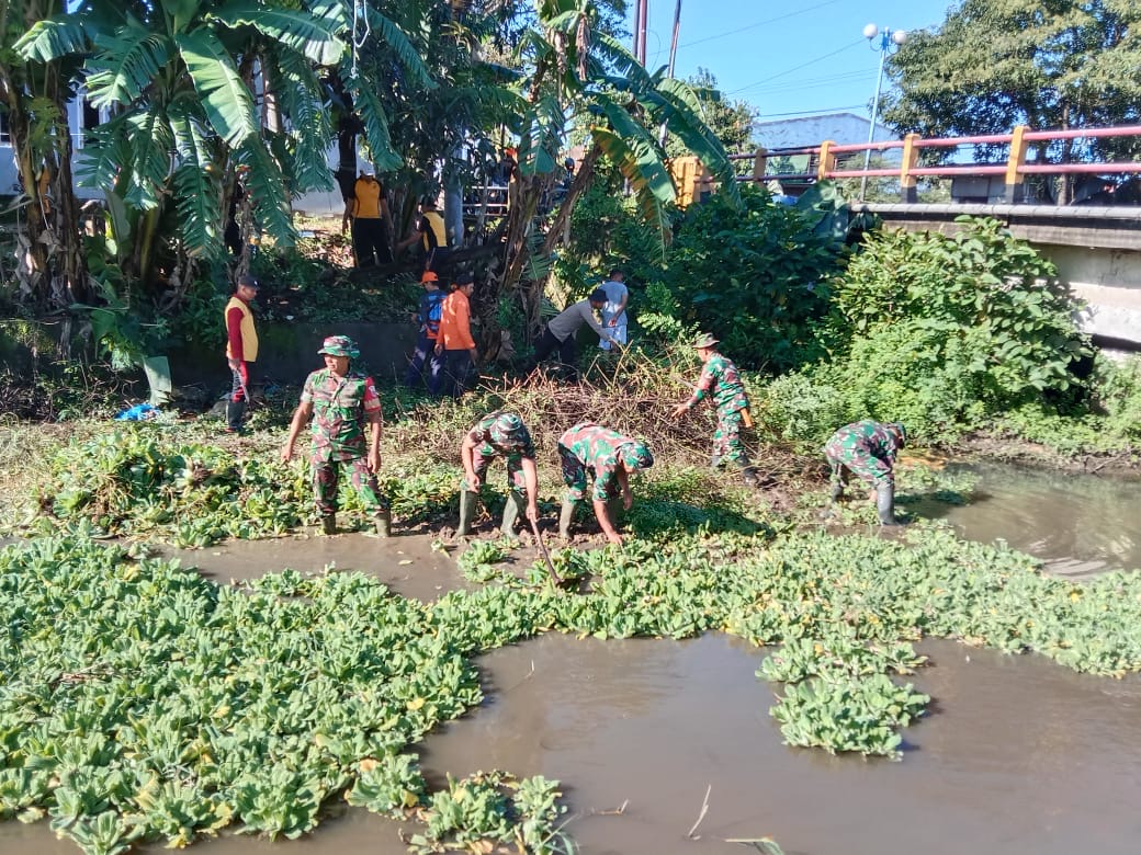 Peduli Lingkungan Sekitar, Koramil 1422-01/Lau Gotong Royong Bersihkan Sungai Dan Jembatan