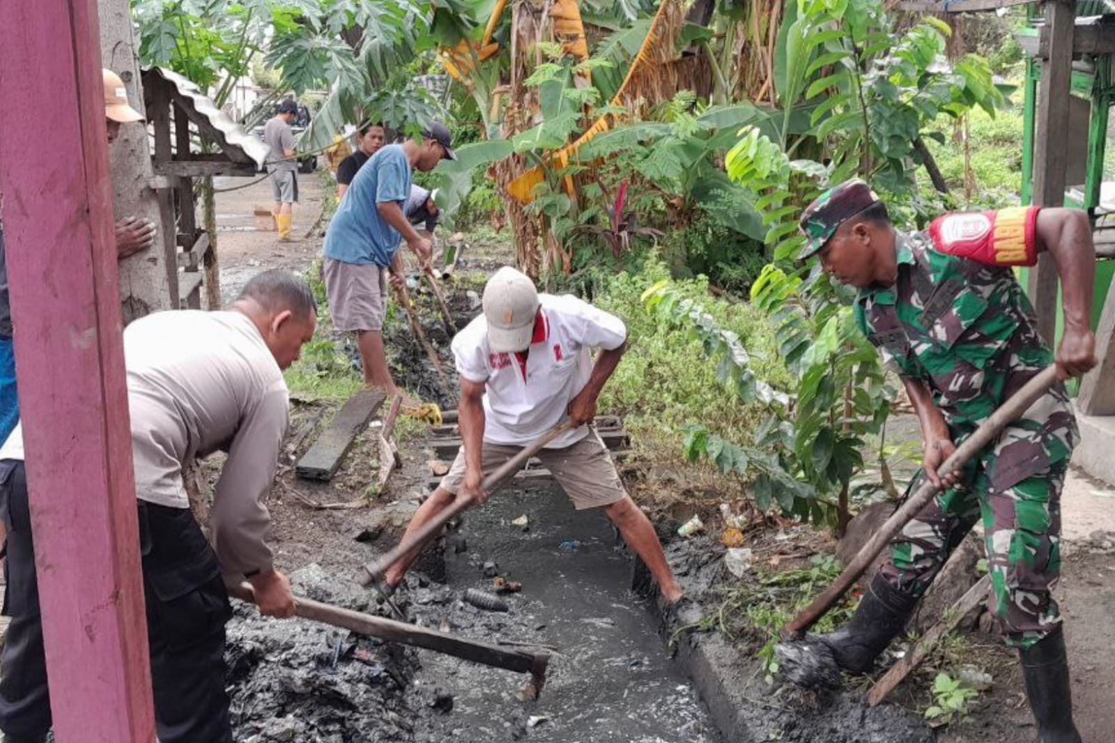 Bersihkan Saluran Air, Babinsa Kelurahan Balang Bersama Bhabinkamtibmas dan Masyarakat Gelar Kerja Bakti