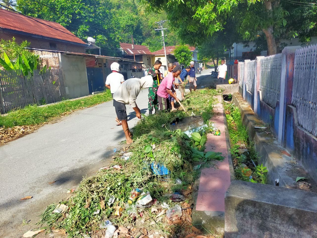 Peduli Kebersihan Lingkungan, Babinsa Bersama Warga Gotong Royong Bersihkan Ruas Jalan Dan Parit
