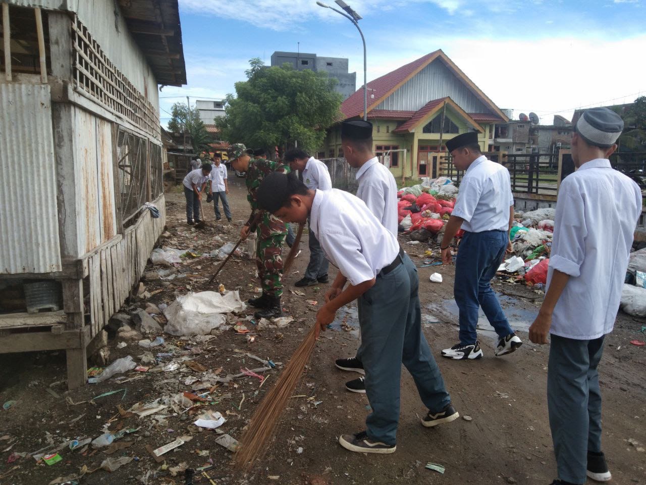 Wujudkan lingkungan bersih dilingkungan Pendidikan, Koramil 1420-05/Dua PitueLibas habis sampah menumpuk