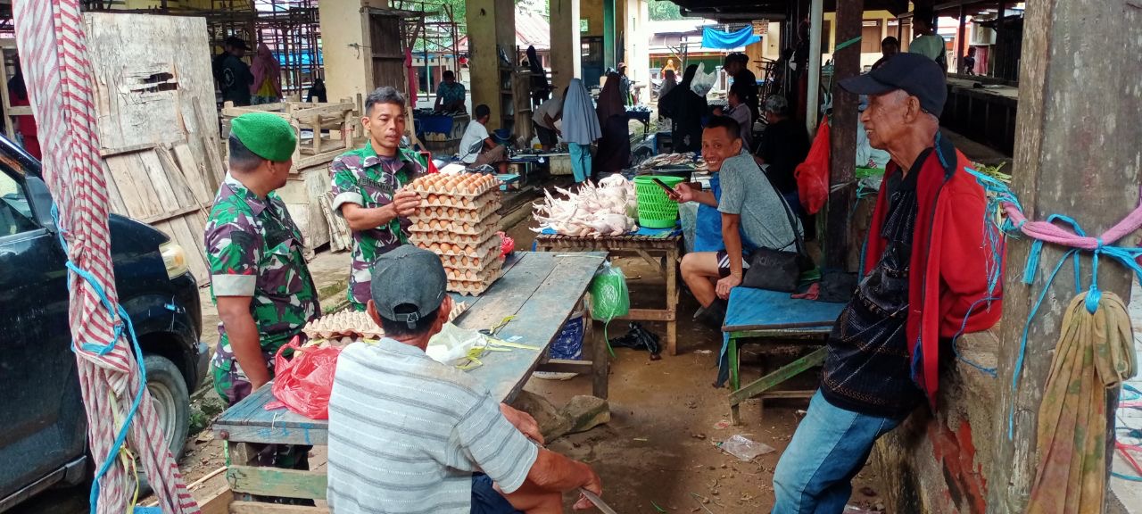 Koramil Babinsa 1405-08/Tanete riaja Cek Harga Sembako di Pasar Tradisional