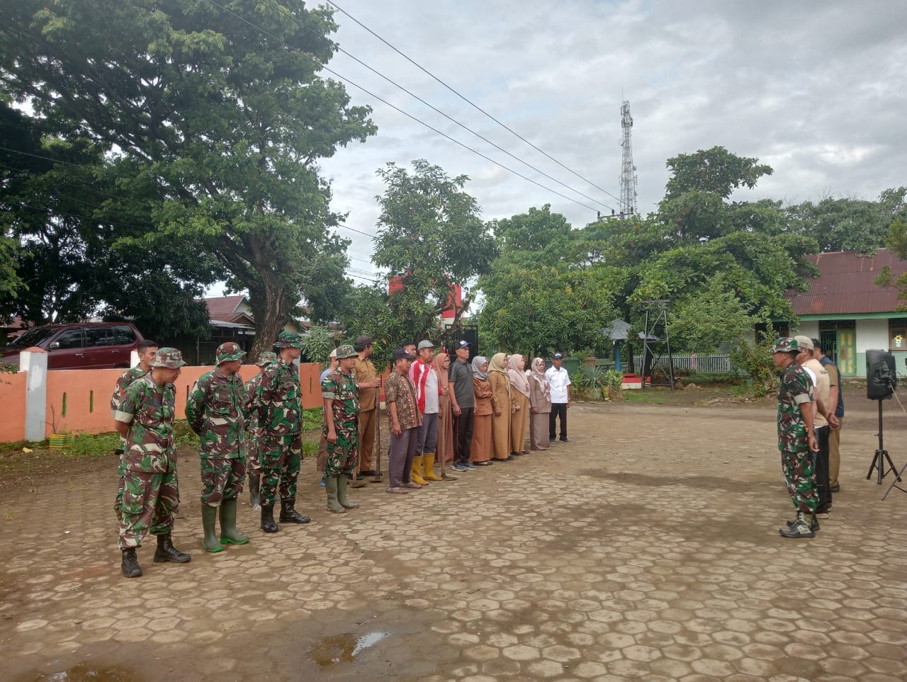 Koramil 1426-05/Marbo Bersama Masyarakat Kerja Bakti Bersihan Saluran Air