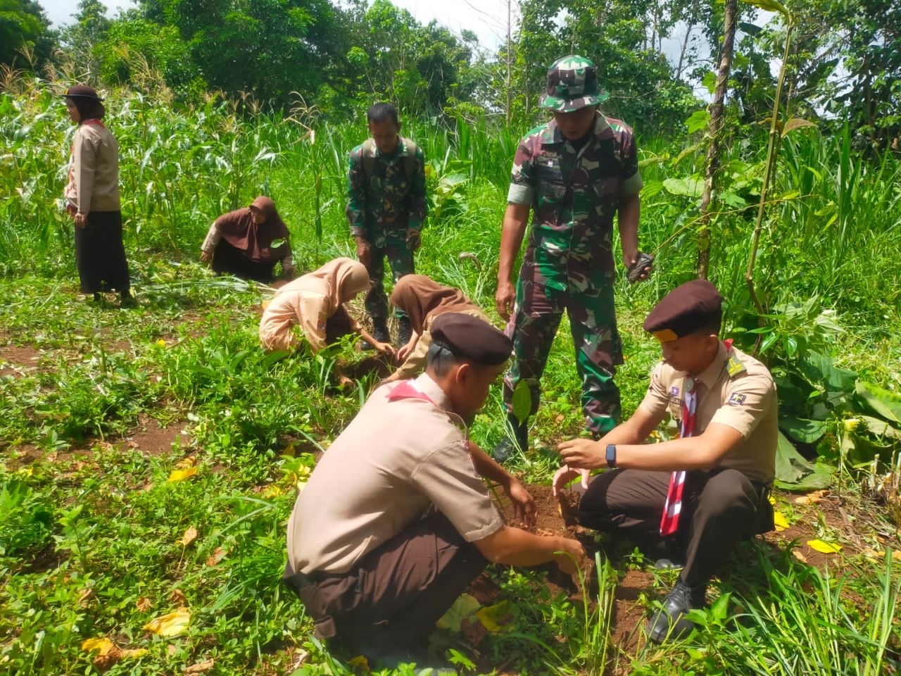 Tanamkan Cinta Lingkungan Sejak Dini, Koramil 1426-07/Pattallassang Ajak Siswa Santri Menanam Pohon