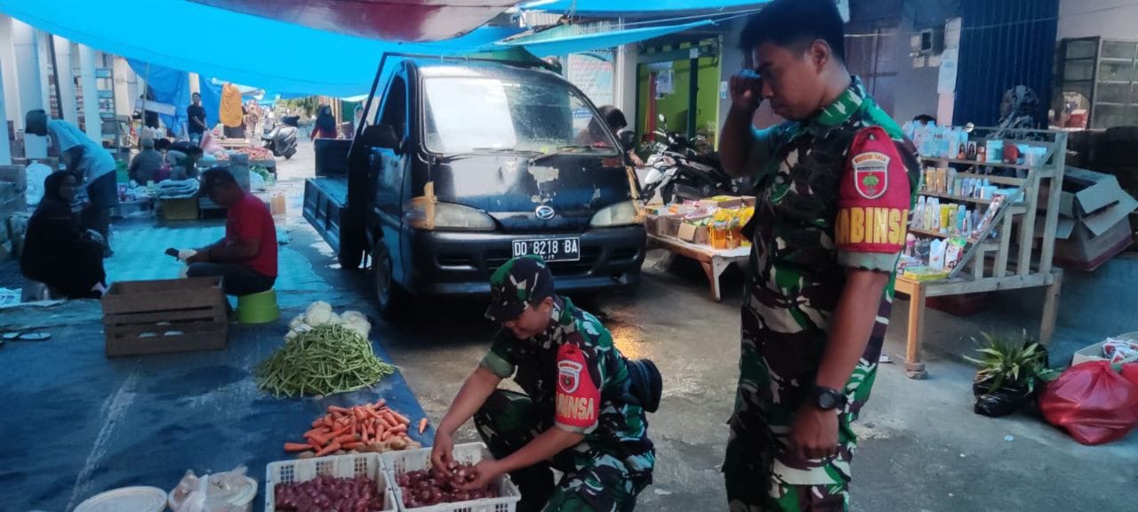 Koramil-07/Lembang Kodim 1404/Pinrang Pantau Harga Sembako di Pasar Tradisional