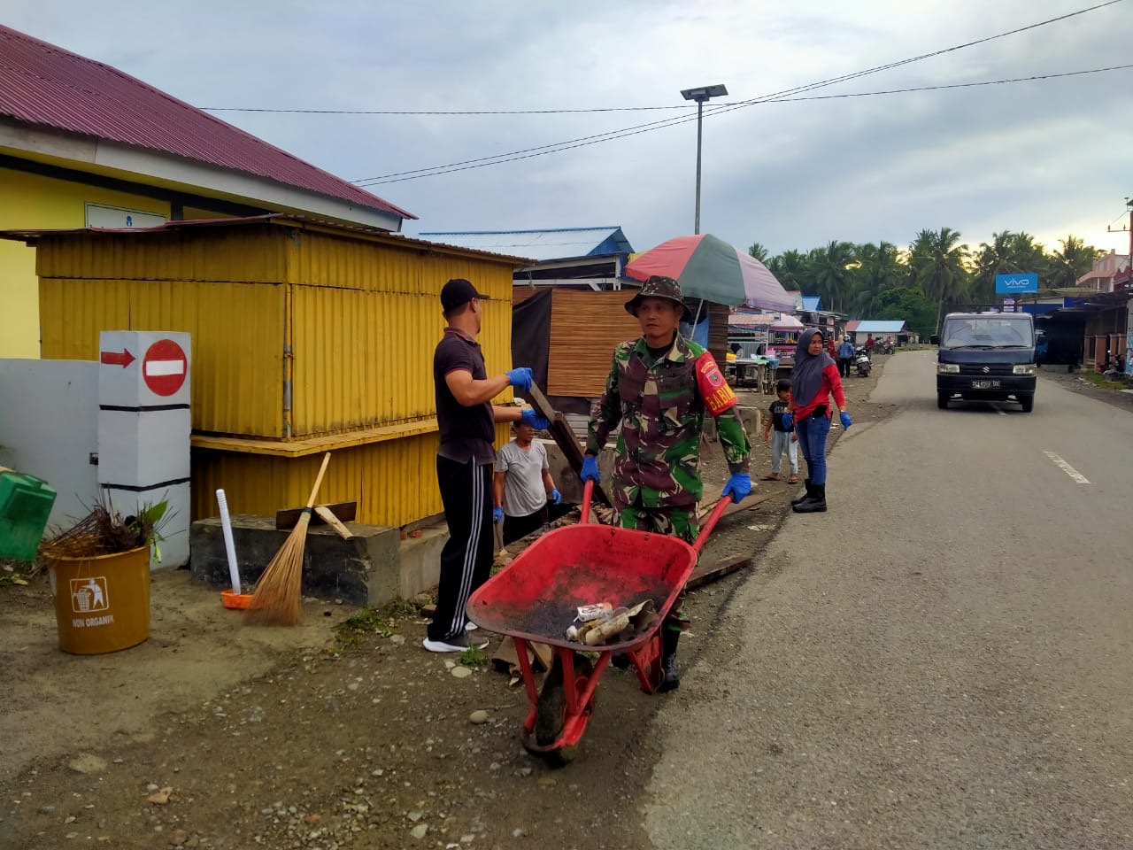 Babinsa Koramil Pasangkayu Bersama Warga Laksanakan Karya Bakti Bersihkan Linkungan