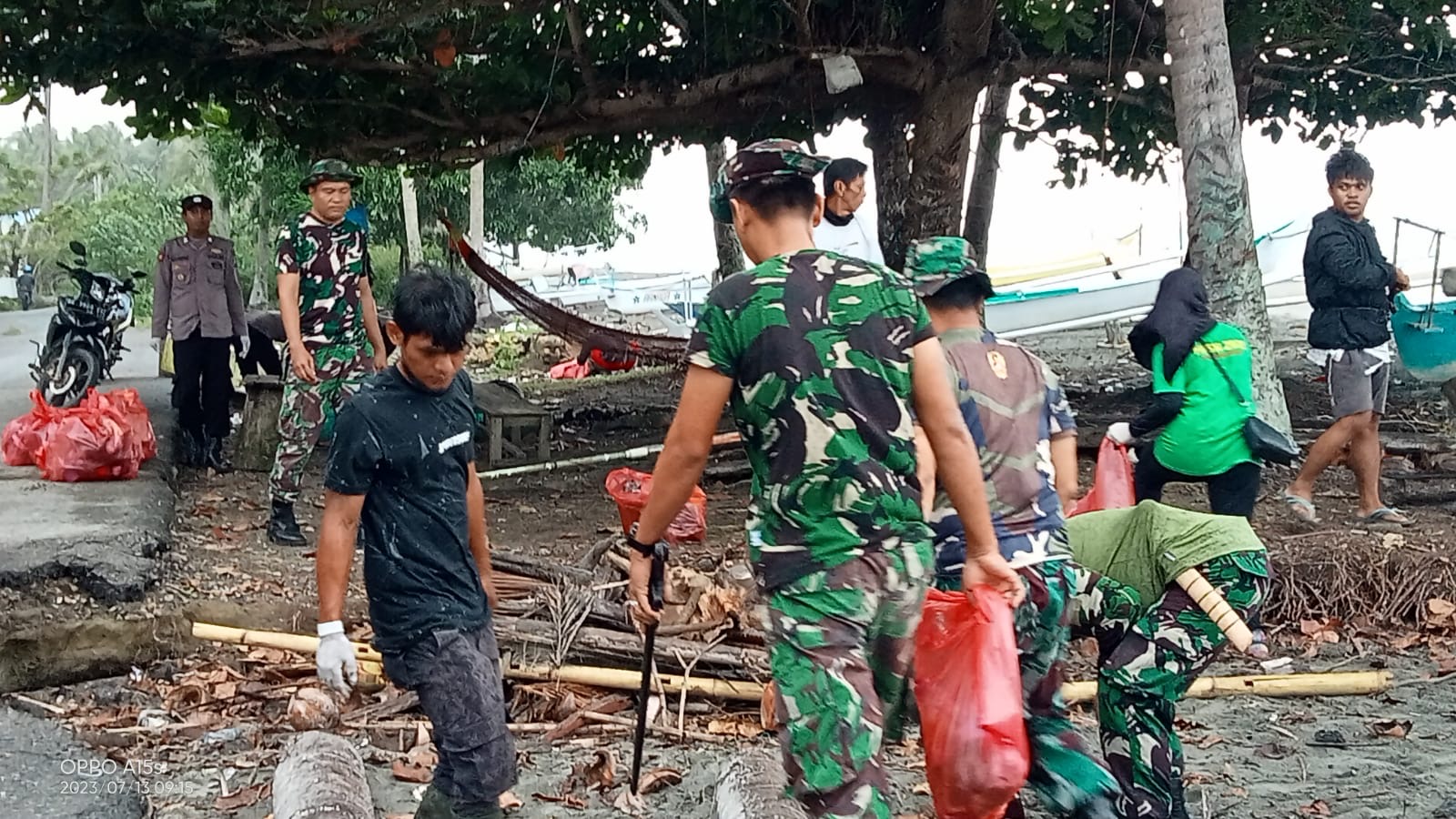 Babinsa Koramil 1427 Bambalamotu Bersama Warga Kerja Bakti Bersihkan Sampah di Pesisir Pantai