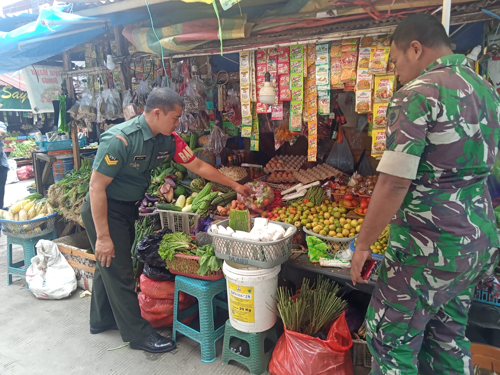Menjaga Stabilitas Pasar, Babinsa Koramil 10/Pnk Monitoring Harga Sembako di Pasar Tradisional menjelang bulan puasa