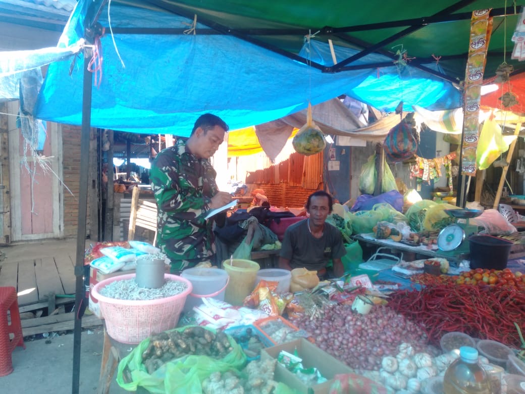Jelang Ramadhan, Anggota Kodim Polman Diterjunkan Cek Ketersediaan dan Harga Kebutuhan Masyarakat