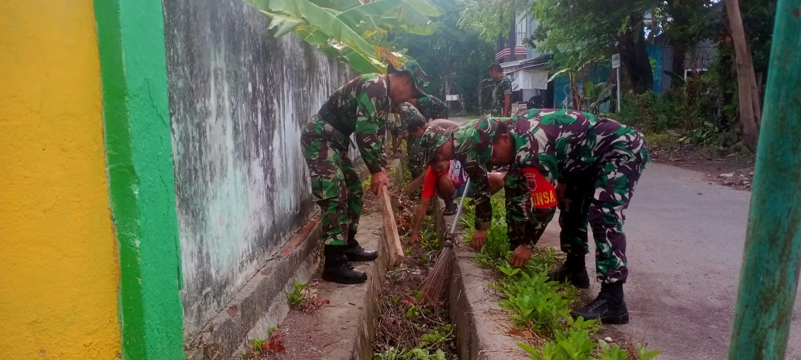 Pembersihan Selokan Koramil 1415-04/Bontomatene Sebagai Upaya Mencegah Banjir Dan Wabah Penyakit
