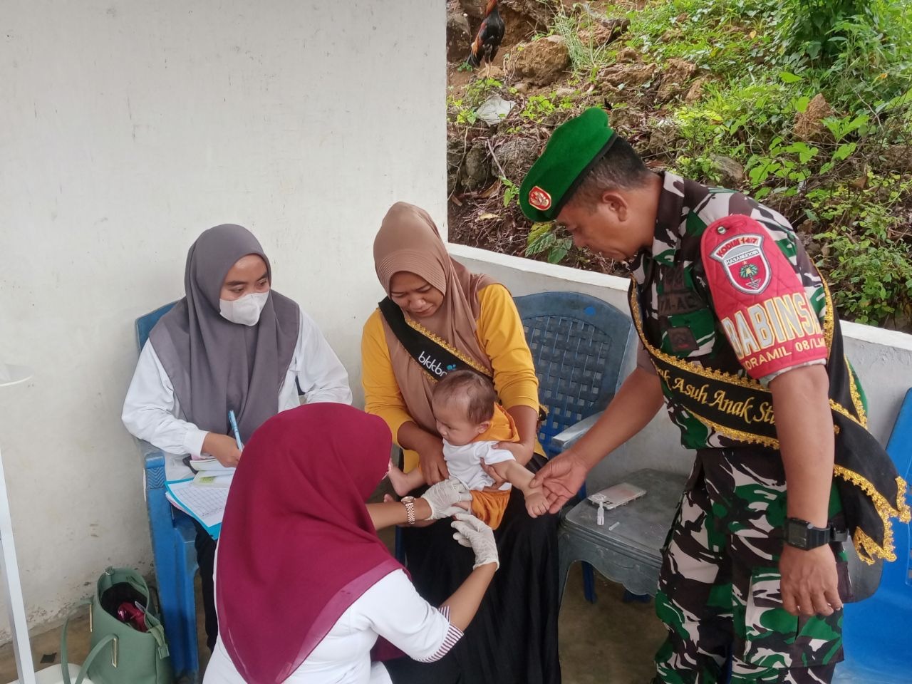 Cegah Stunting Di wilayah Binaan, Babinsa Kodim 1407/Bone Terjun Langsung Dampingi Giat Posyandu
