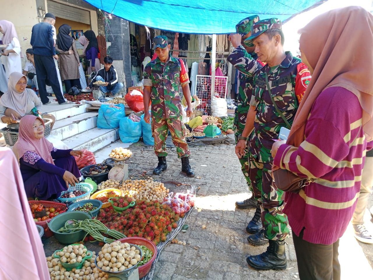 Jelang Bulan Suci Ramadhan, Koramil Jajaran Kodim 1407/Bone Bersama Instansi Terkait Gelar Operasi Pasar Pantau Harga Bahan Pokok