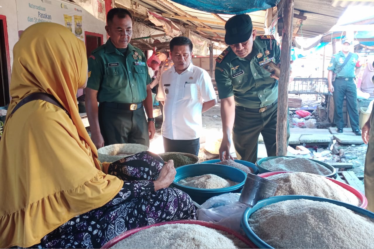 Bersama Forkopimcam, Danramil 1425-03 Tamalatea Monitoring Harga Sembako dan Bahan Pokok Di Pasar Tamanroya