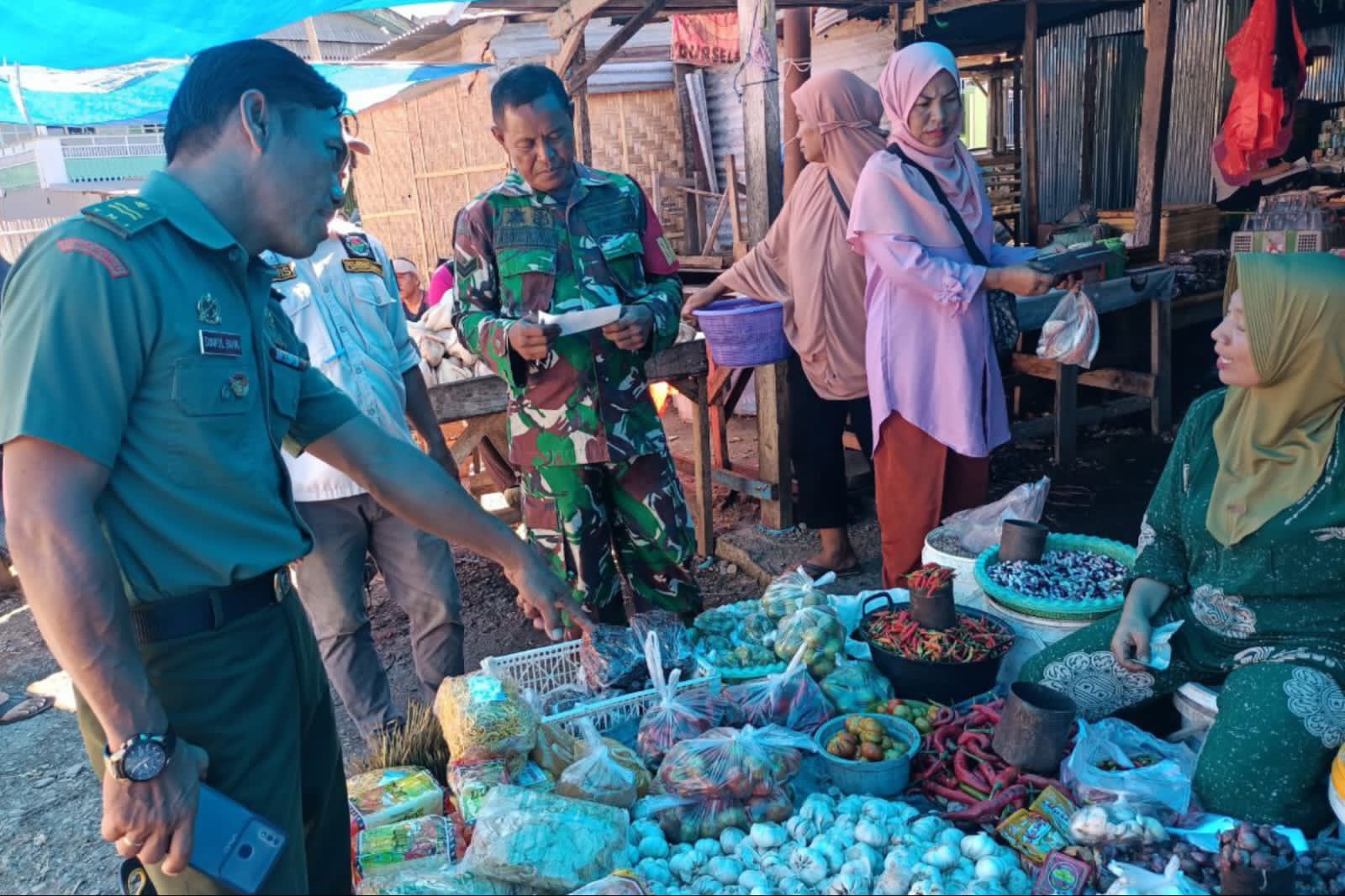 Sambangi Pasar, Danpos Koramil Turatea Bersama Stakeholder Terkait Pantau Harga Bahan Kebutuhan Pokok