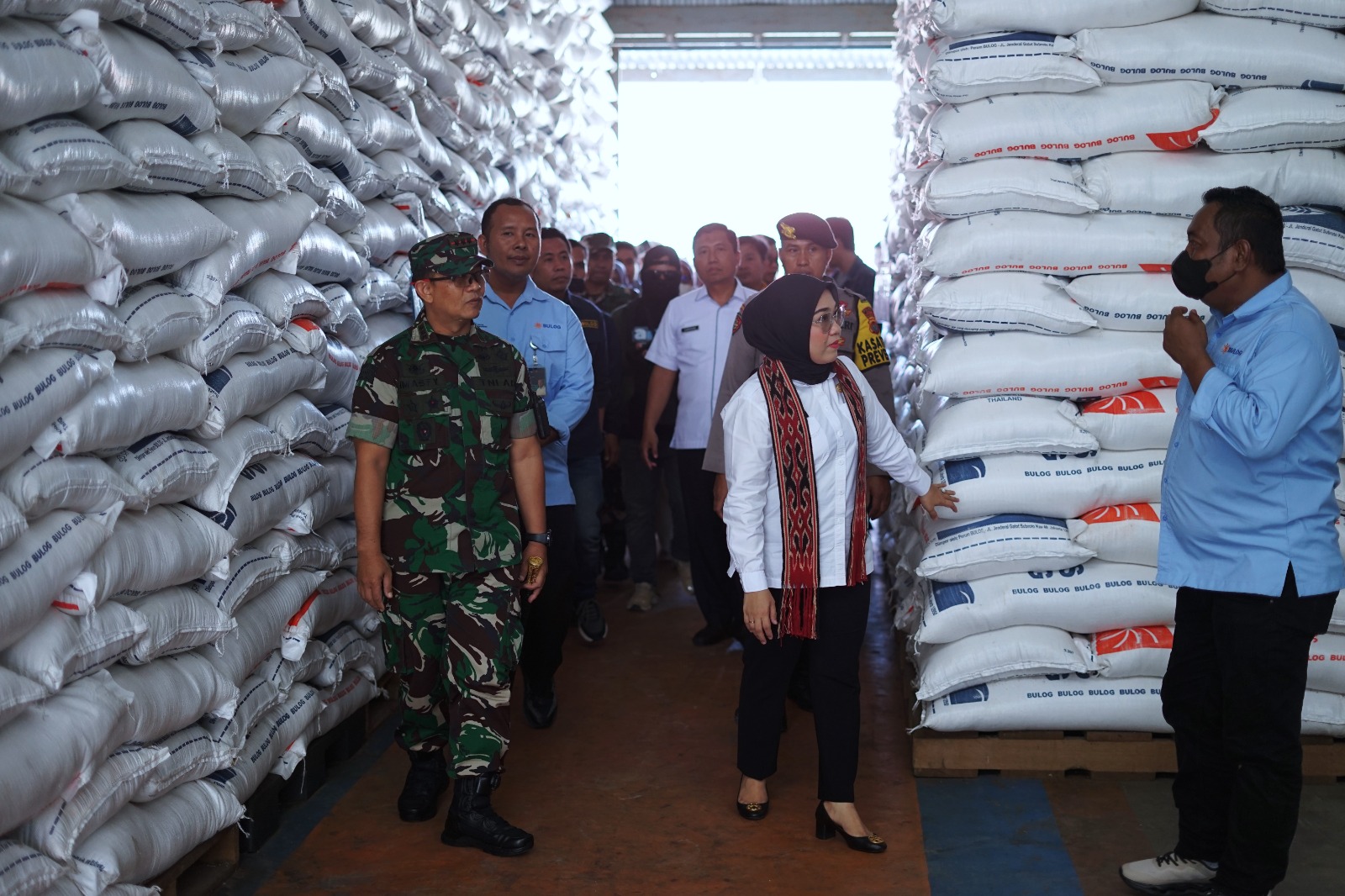 Dandim 1418/Mamuju dan Forkopimda Tinjau Ketersediaan Stok Beras dan Pangan lain di Bulog dan pasar Baru Mamuju