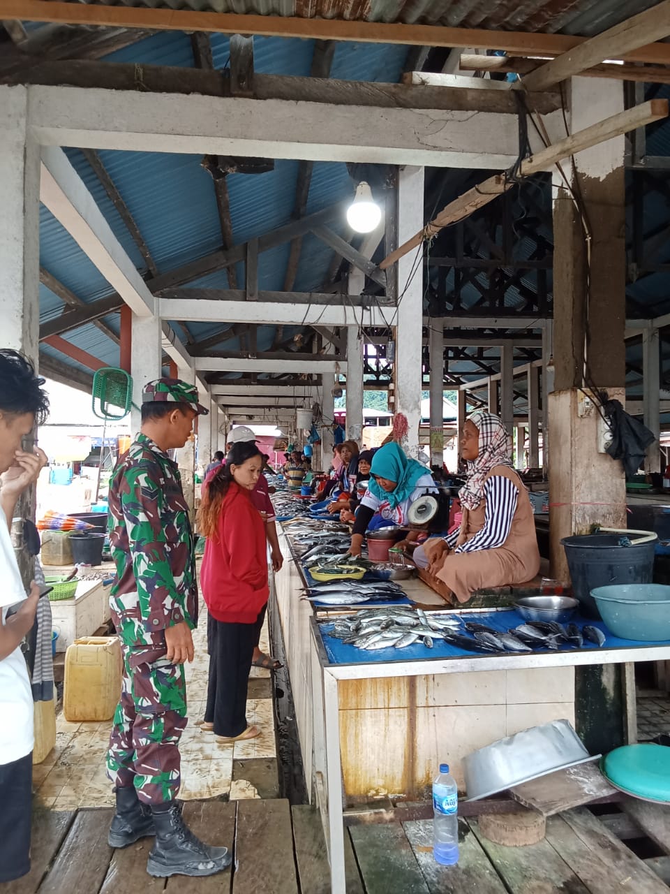 Babinsa Koramil 01/Rumbia turun langsung ke Pasar Cek Harga Sembako Menjelang Bulan Suci Ramadhan