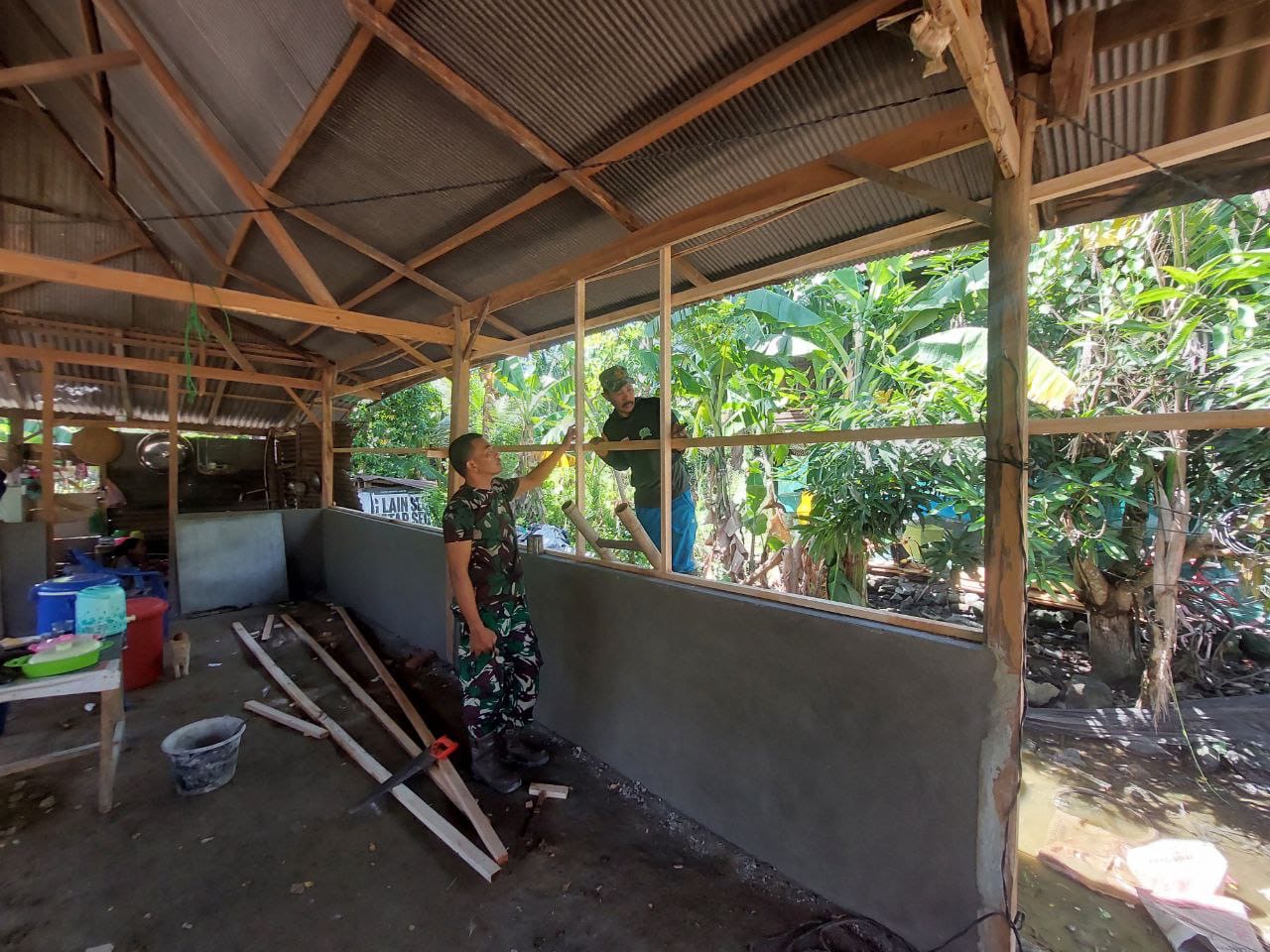 Masuk Tahap Pemasangan Rangka Dinding dan Pondasi Teras Rumah, Koramil 1420-07/ Baranti Rehab RTLH Sudah Capai 50 Persen