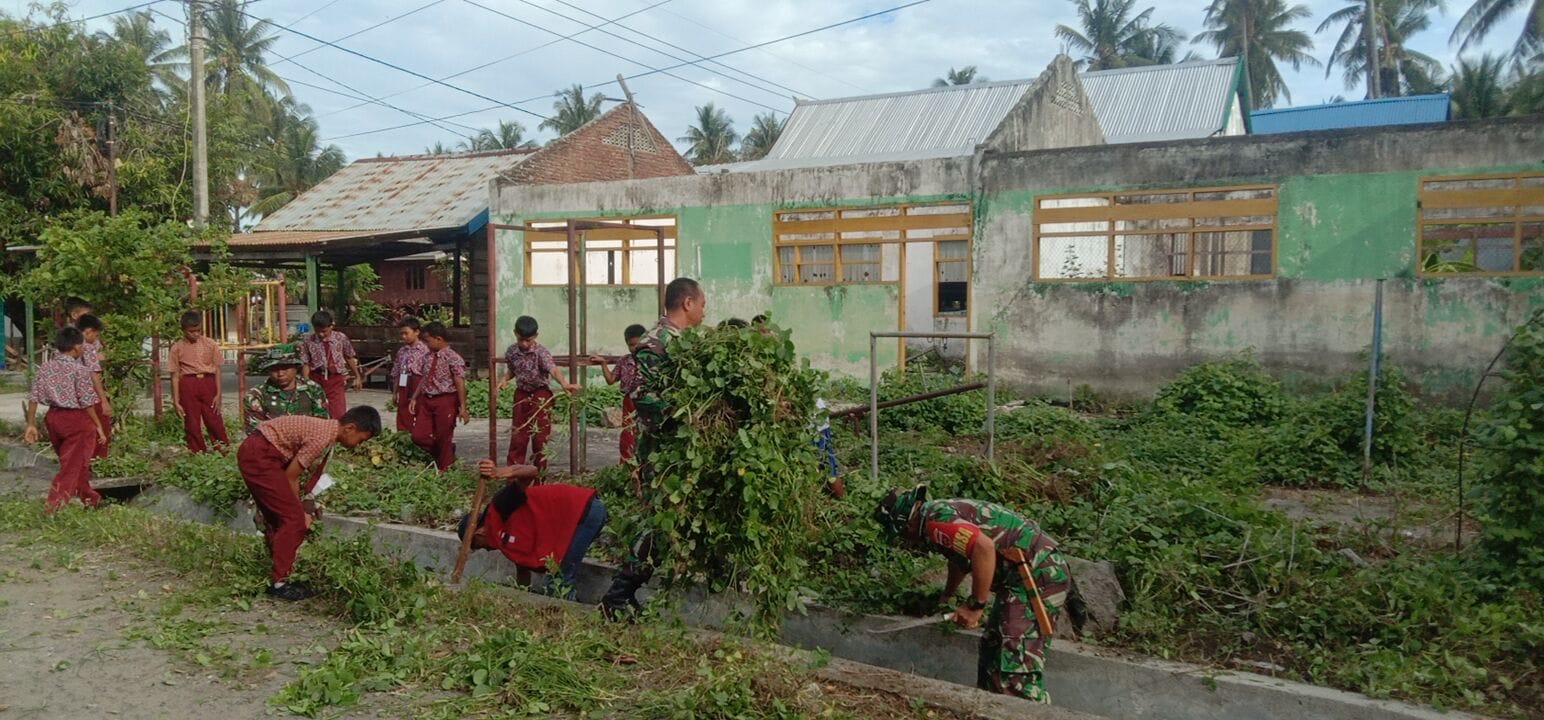 Cegah Banjir dan Penyebaran Penyakit, Koramil-01/Suppa Kodim 1404/Pinrang Kerja Bakti Bersihkan Saluran Air