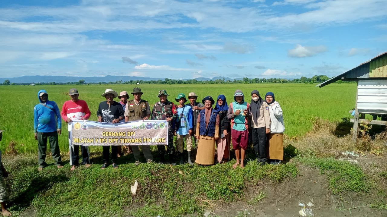 Babinsa Desa Damai Pimpin Pembersihan Saluran Irigasi Persawahan