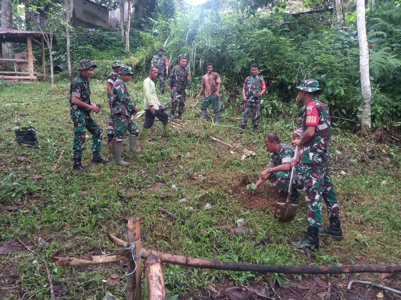 Personil Koramil 1414-09/Saluputti Bersama Warga Melaksanakan Tanam Pohon