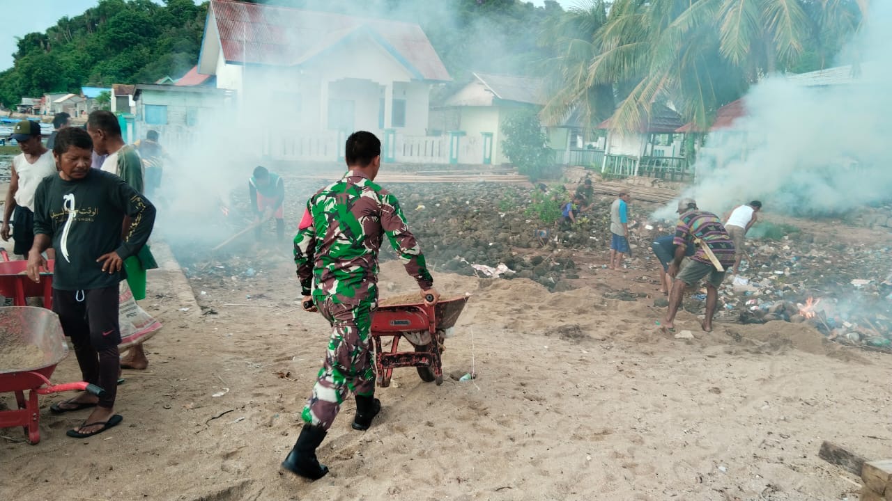 Babinsa Koramil 1415-02/Pasimasunggu Pelopori Pembersihan Pantai di Wilayah Binaan