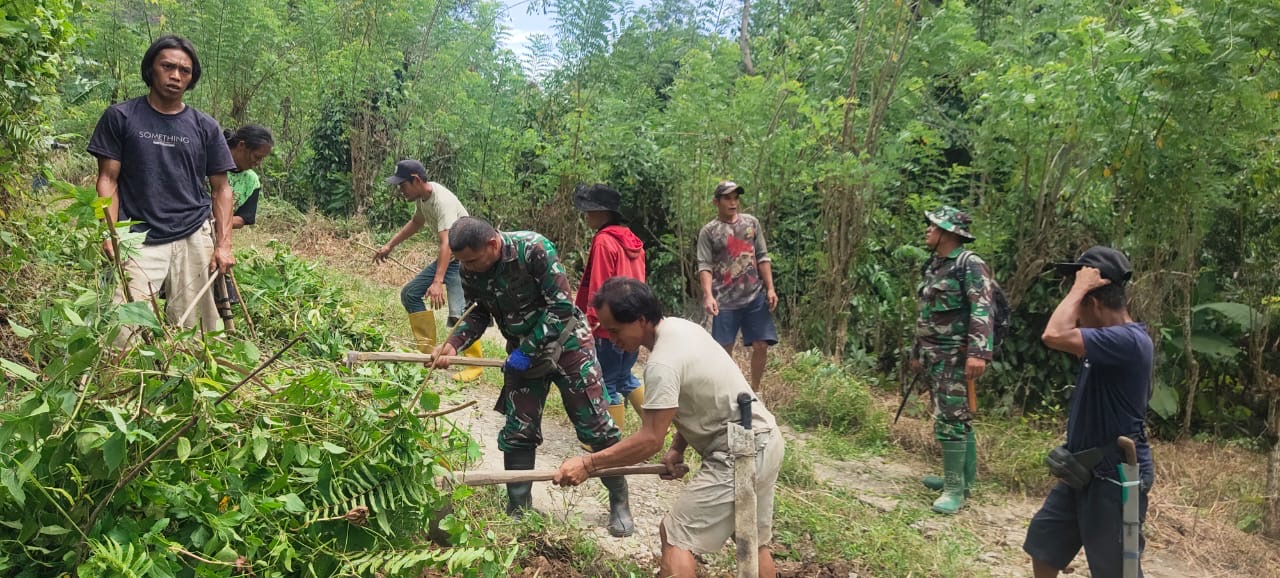 Anggota Koramil Wonomulyo Bersama Warga Bersihkan Lingkungan, Ajak Warga Lakukan Penghijauan