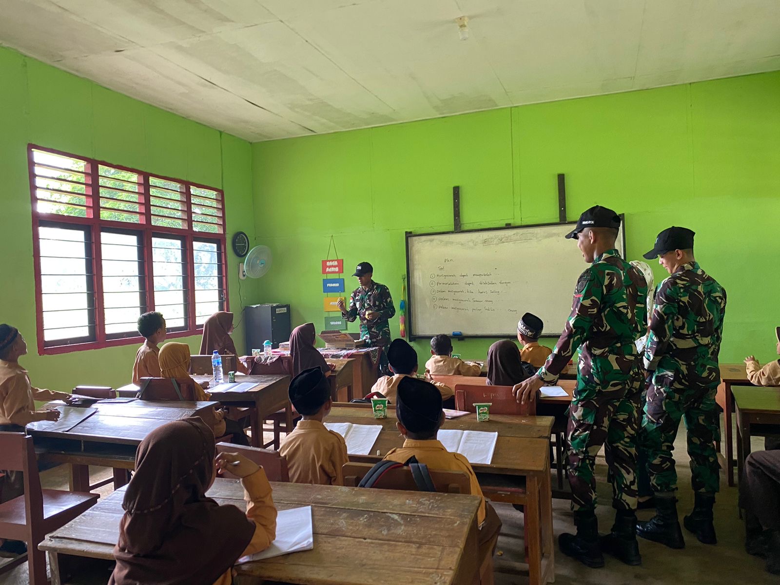 Momen Pasukan Lipan 726 Berbagi Keceriaan Bersama Siswa-Siswi Madrasah AL Ma'arif Sota