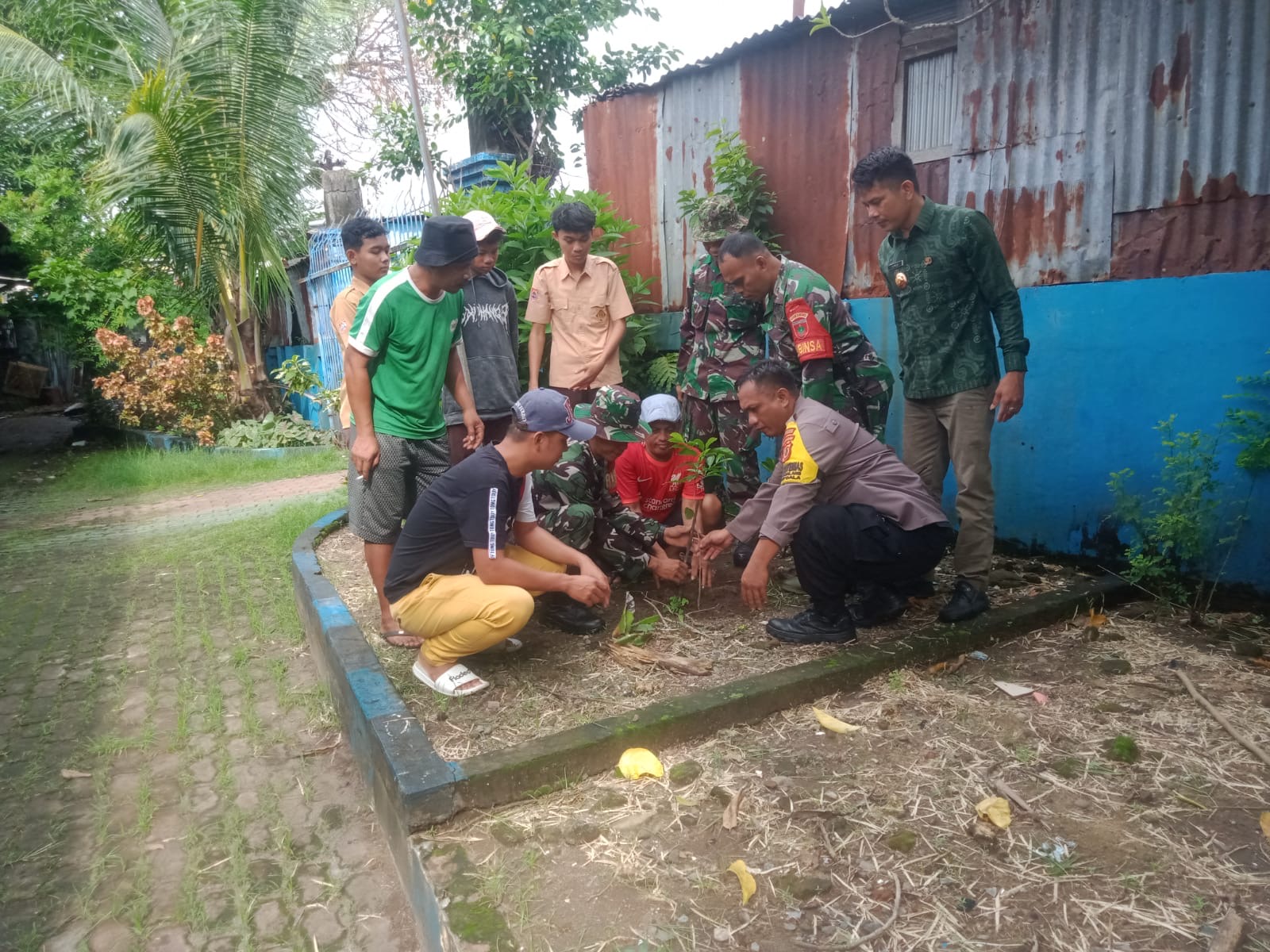 Koramil 1408-04/Bontoala libatkan seluruh Tripika dan warga dalam penanaman pohon buah