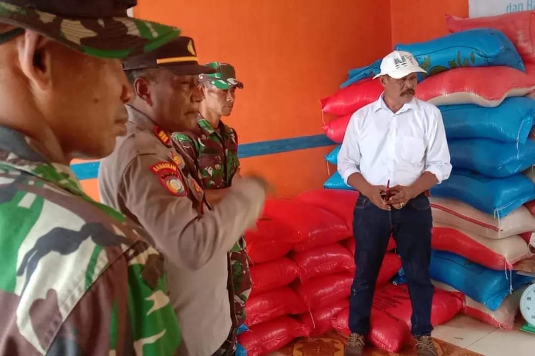 Koramil 1416-04/Kabawo bersama Aparat Polsek Kabawo bersama aparat kecamatan laksanakan operasi pasar