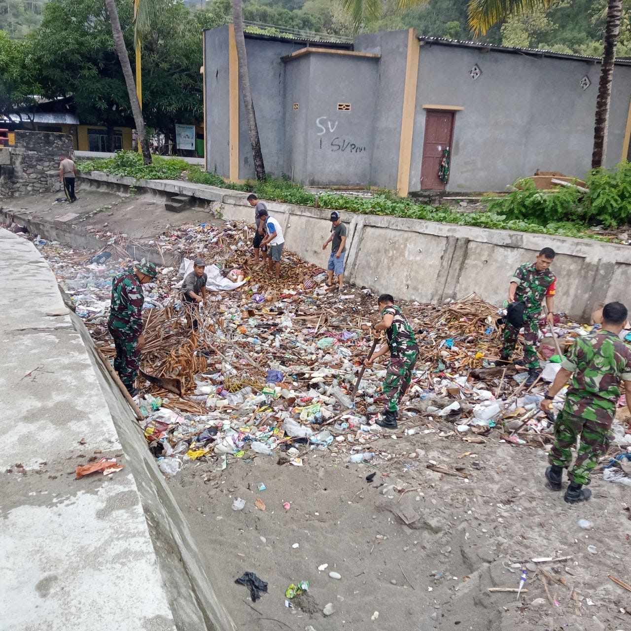 Jumat Bersih, Personel TNI Koramil 1401-03/Sendana Perang Melawan Sampah Plastik