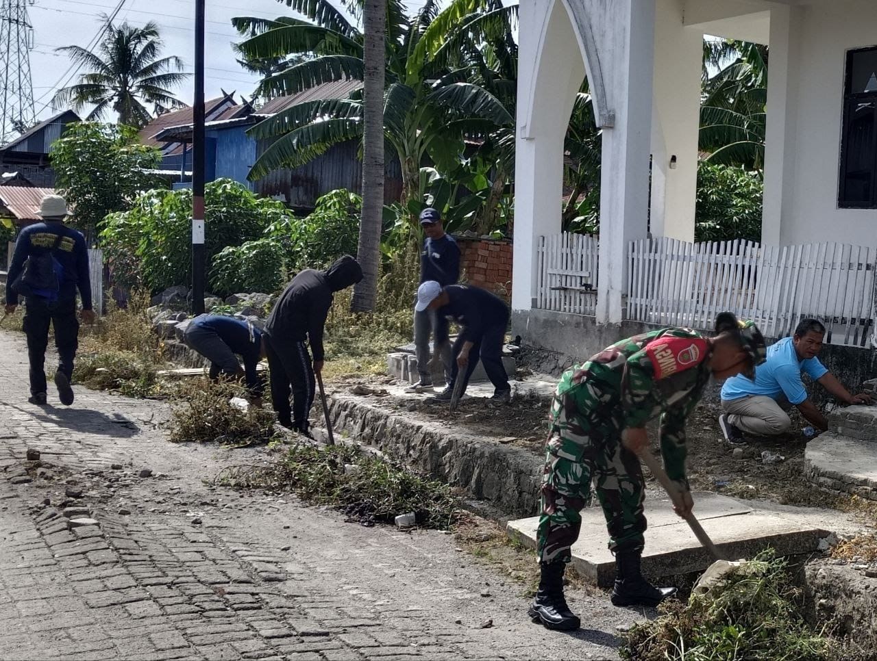 Bersinergi Di Bulan Ramadhan, Babinsa Bersama Warga Karya Bakti Tempat Sarana Ibadah