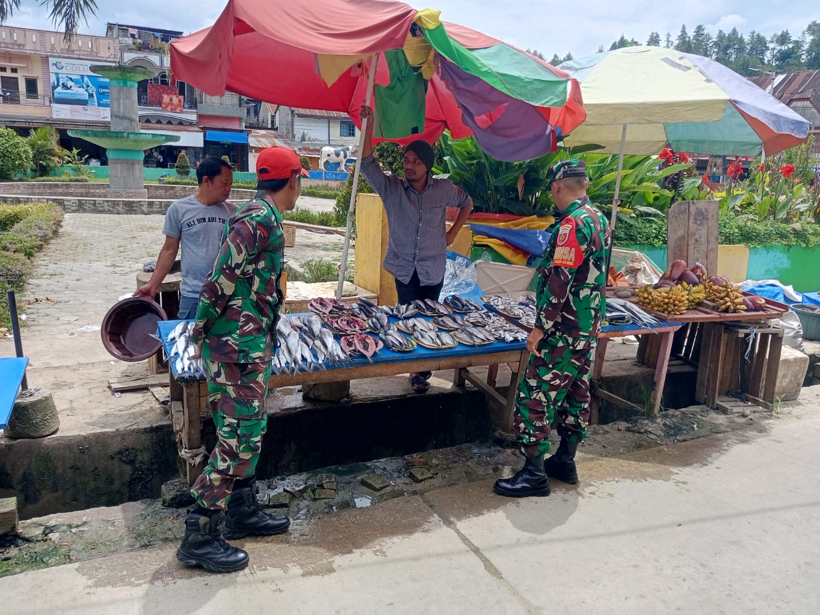 Babinsa Koramil Mamasa Cek Harga Sembako di Pasar