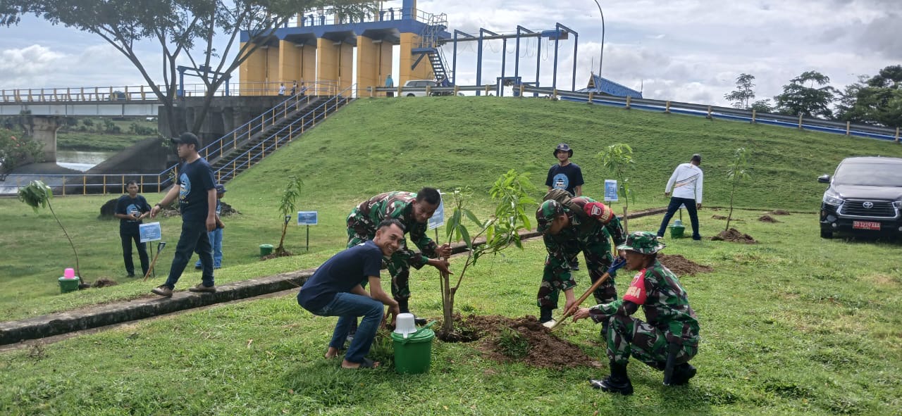 Upaya Lestarikan Lingkungan, Koramil 1426-01/Polut Bersama Masyarakat Laksanakan Penanaman Pohon
