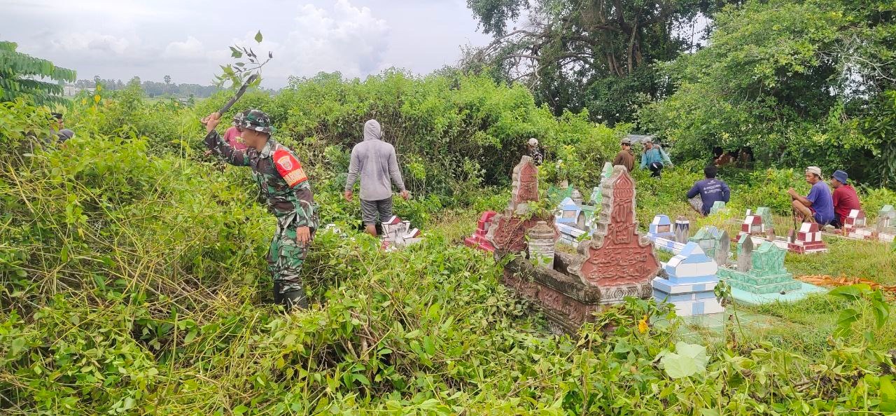 Sambut Bulan Suci Ramadhan 1445 Hijriyah, Babinsa Kodim 1407/Bone Bersama Warga Gelar Karya Bakti