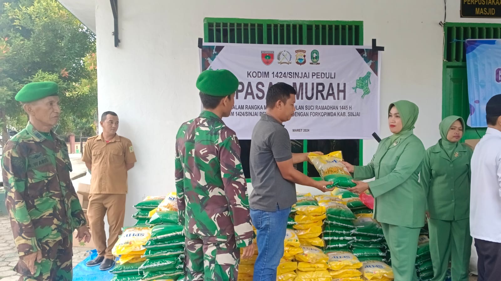 Kurangi Beban Ekonomi Warga, Kodim 1424/Sinjai Gelar Kegiatan Gerakan Pasar Murah Serentak di Sinjai Utara