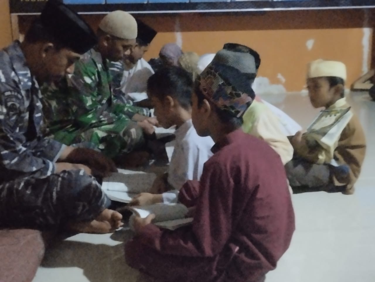 Tanamkan Nilai Agama Sejak Dini, Personel Satgas TMMD 119 Kodim 1418/Mamuju Ajari Anak-anak Mengaji Di Desa Karampuang