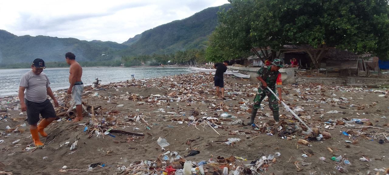Aksi Bersih Pantai, Danramil Pamboang Mengajak Seluruh Lapisan Masyarakat Menjaga Ekosistem Laut