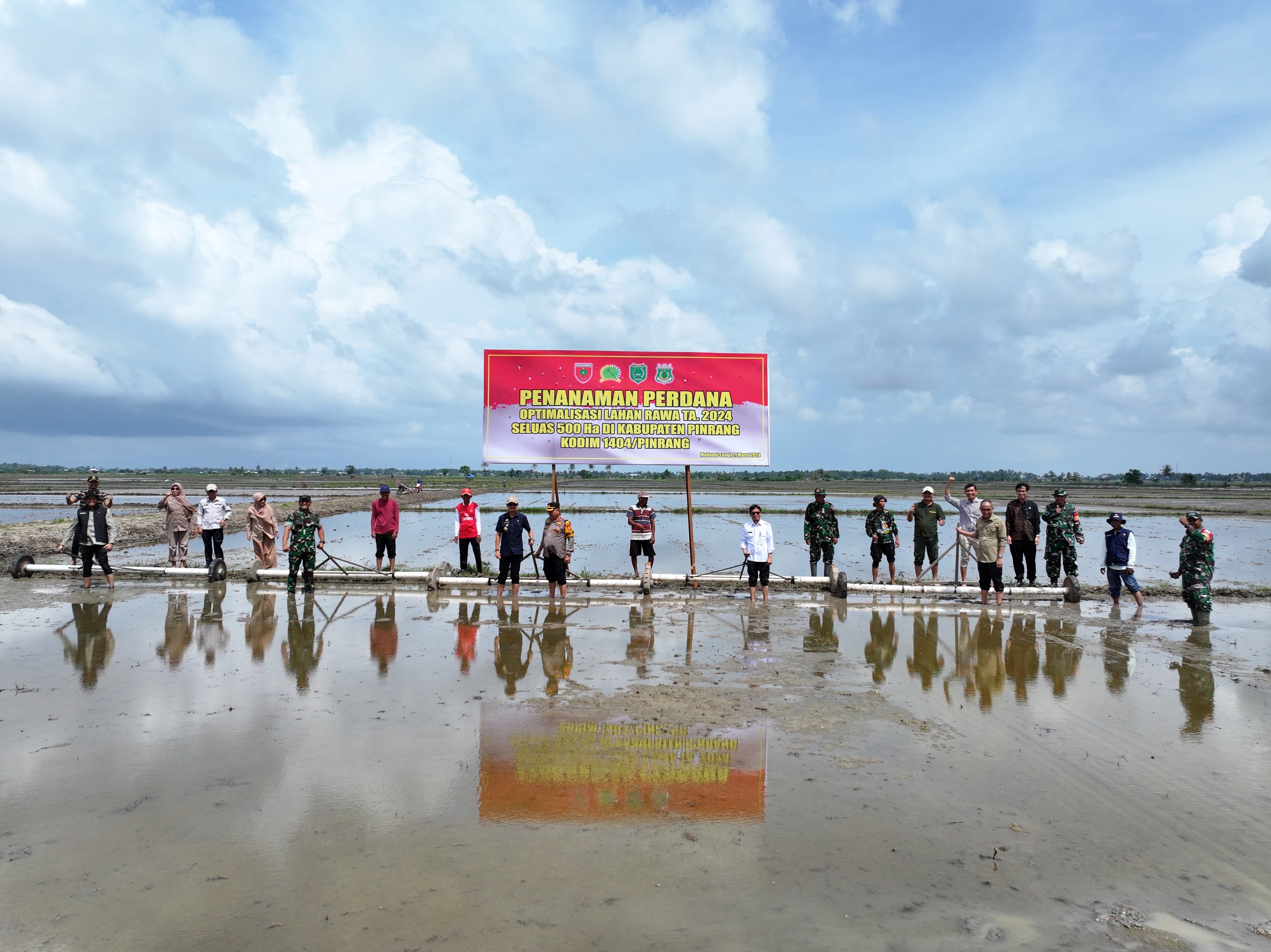 Tercepat Se Indonesia, Kodim 1404/Pinrang Melaksanakan Penanaman Perdana Padi pada Kegiatan Optimalisasi Lahan Rawa di Kabupaten Pinrang