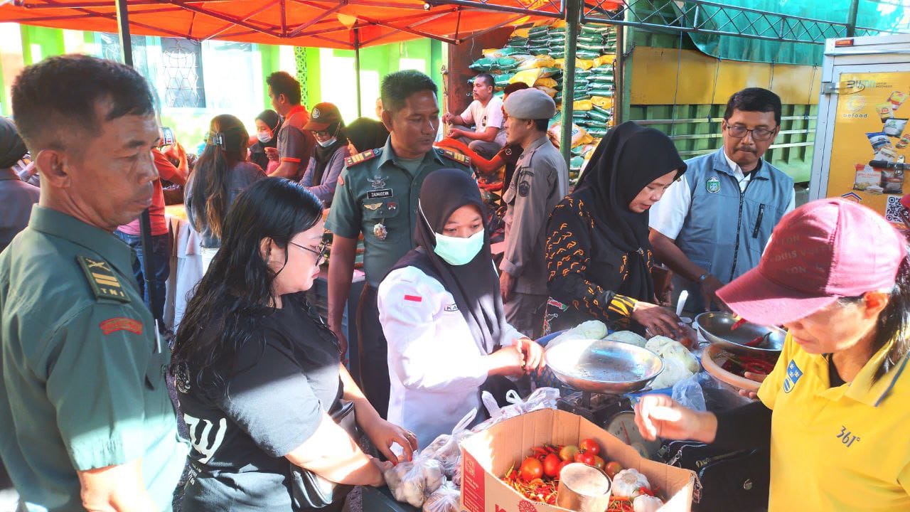 Personil Kodim 1405/Parepare memberikan pendampingan dan pengawalan Gerakan Pangan Murah nasional