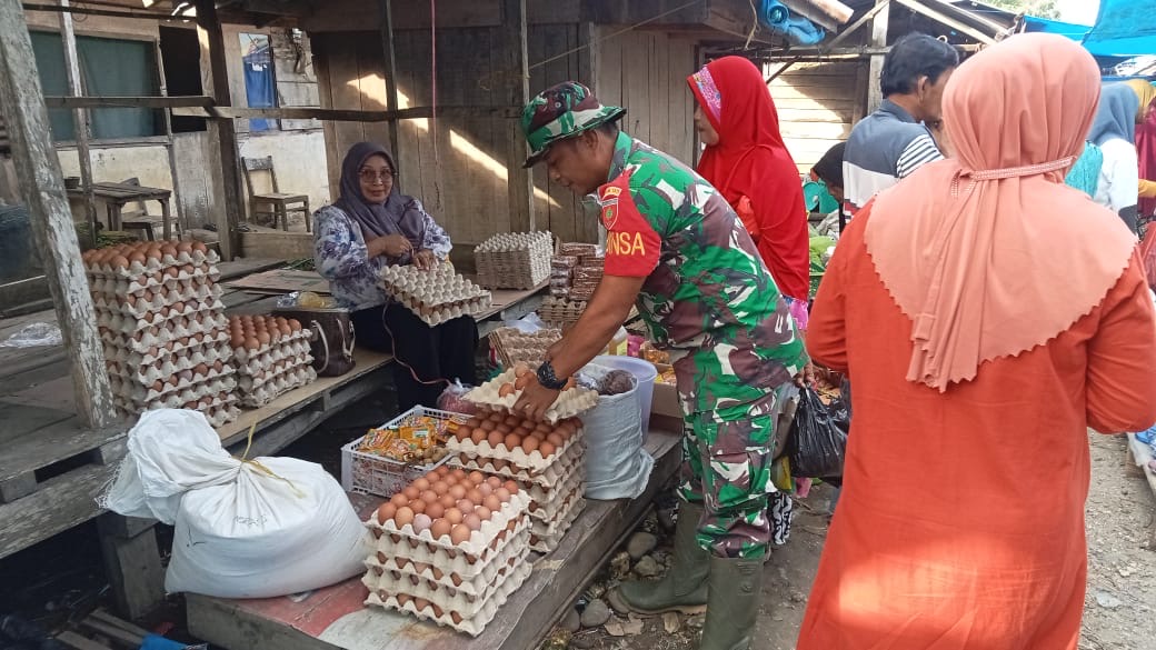 Terjun Langsung ke Pasar Swatani, Baninsa Desa Swatani Cek Harga Sembako