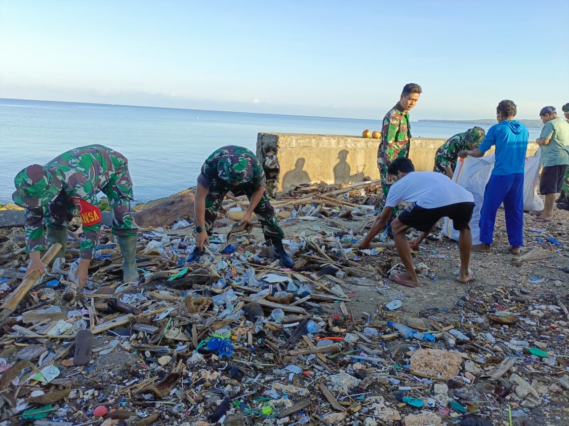 Bentuk Kepedulian, Personil Koramil 1415-01/Bontosikuyu Bersama Warga Bersihkan Sampah Di Pantai Taman Pelangi