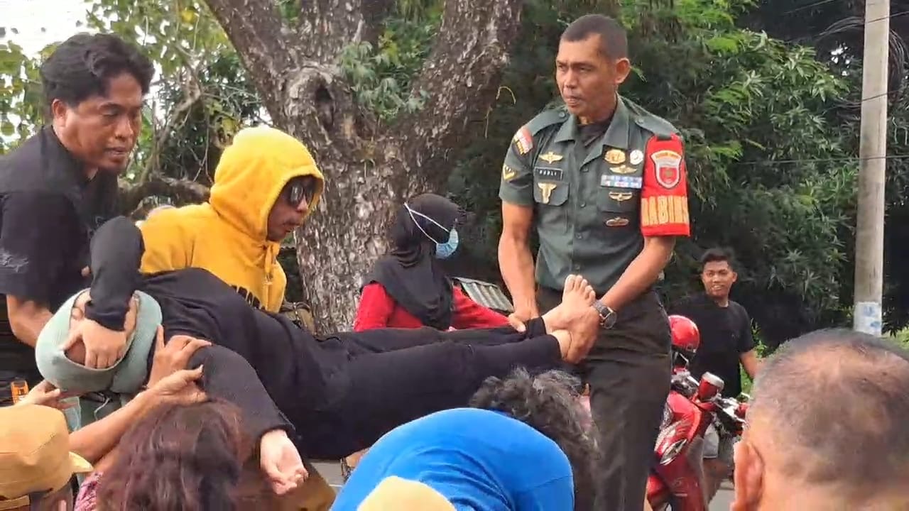 Emak-emak pingsan saat sedang mengantri membeli beras,Babinsa 1405-02/Soreang sigap memberikan pertolongan pertama