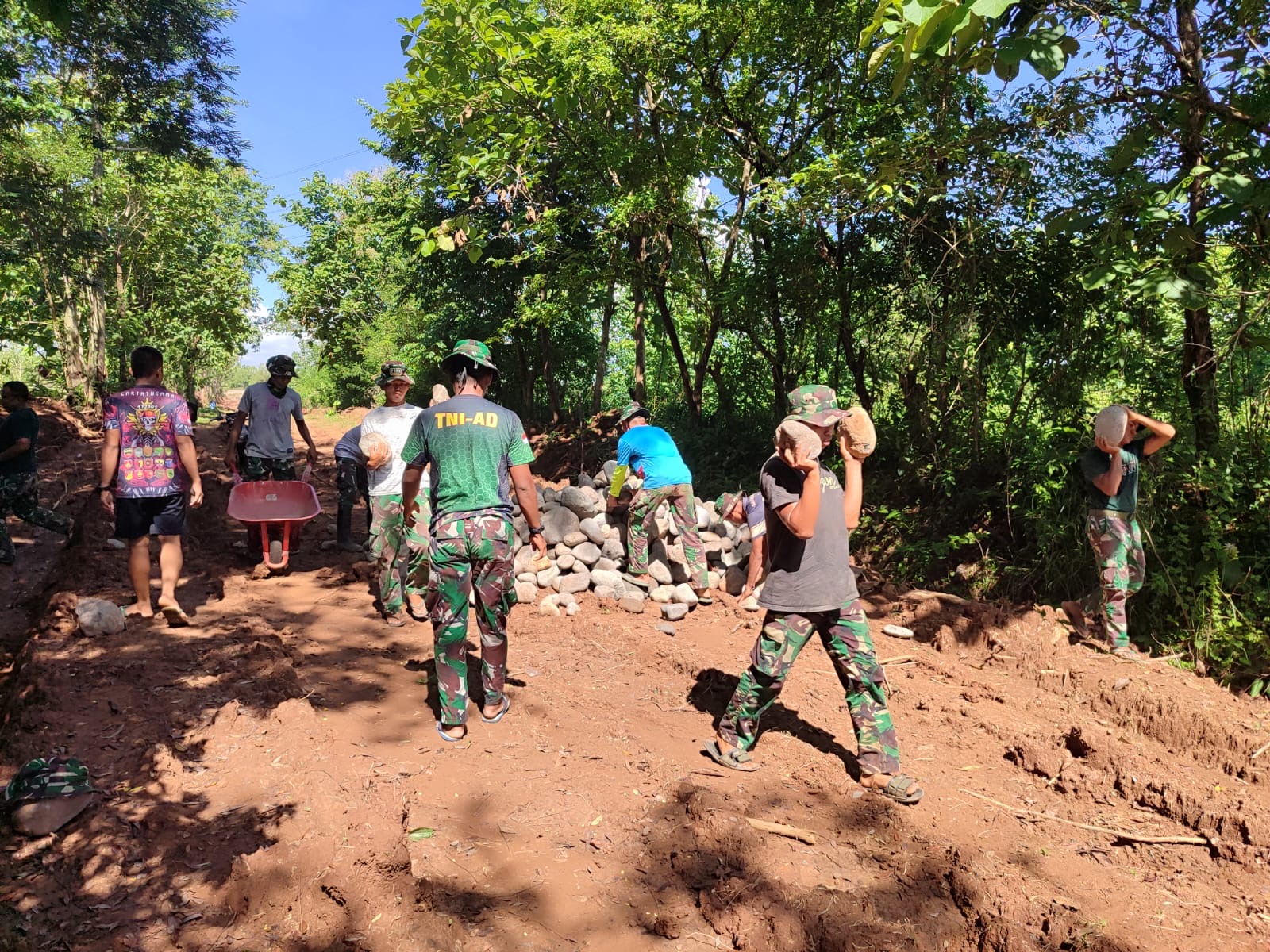 Permudah Akses Warga, Satgas TMMD 119 Kodim 1409/Gowa Lakukan Pengerasan Jalan