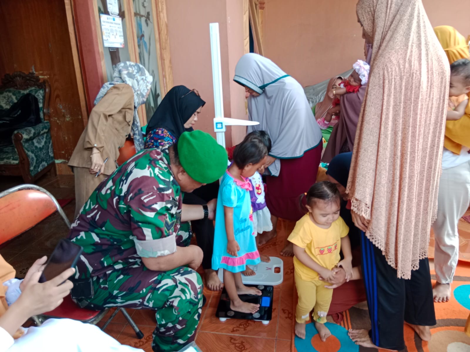 Cegah Stunting, Babinsa Laksanakan Pendampingan Kegiatan Penimbangan Balita